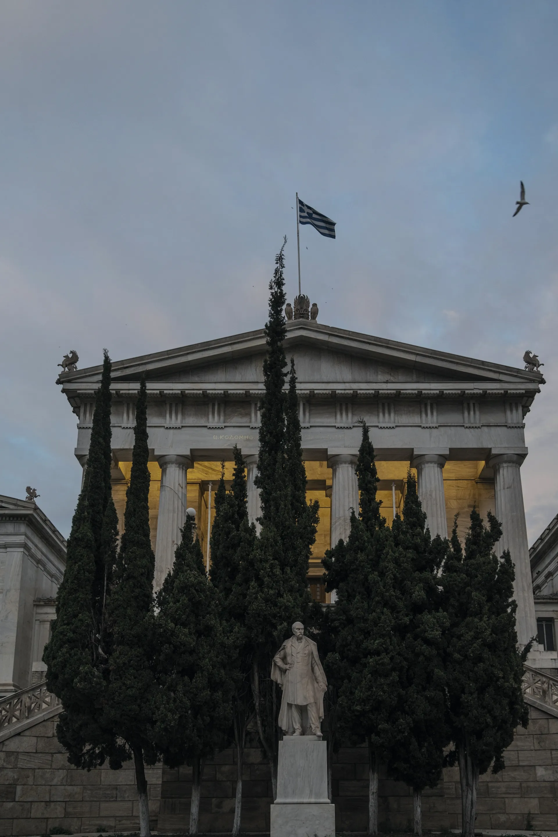 Νεοκλασική πρόσοψη με μαρμάρινους κίονες στην Αθήνα